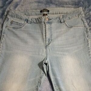 d. jeans Women's Light Blue Straight Leg Capris